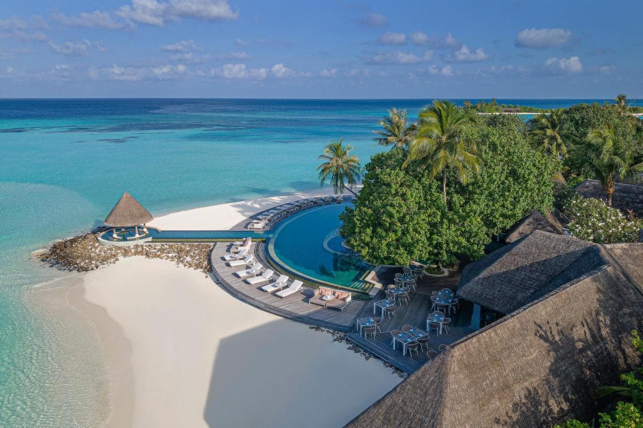 Four Seasons Maldives infinity pool